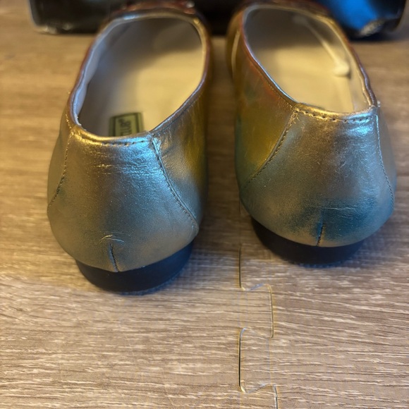 Vintage Carysma Club Metallic Gold Leather Tiger Flats Shoes Size 7 GUC! 80’ - Picture 4 of 6